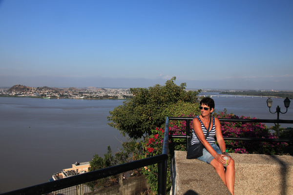 Gina op de heuvel in Guayaquil